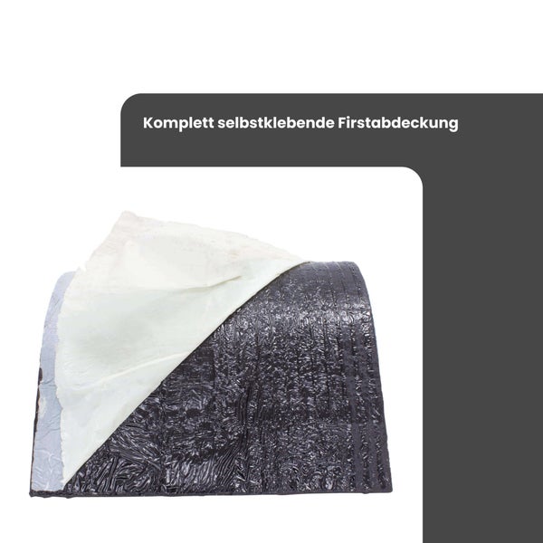 Komplett selbstklebende Firstabdeckung mit abgezogener Schutzfolie für die Dachabdichtung.