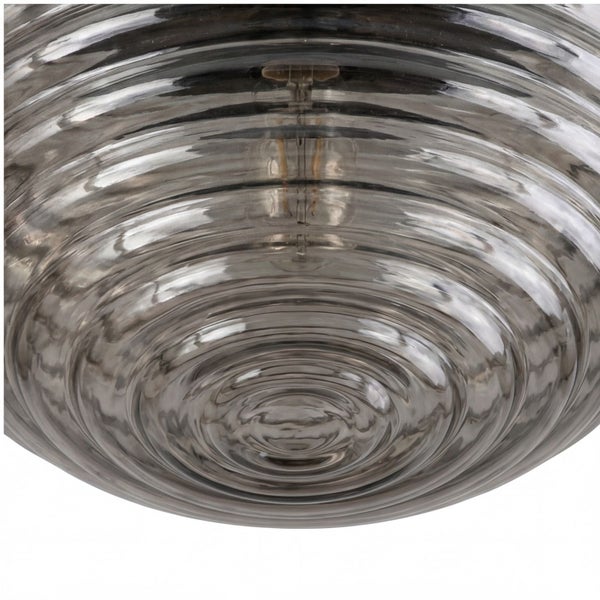 Detailansicht eines runden Lampenschirms aus Glas mit konzentrischen Ringen in Rauchgrau.
