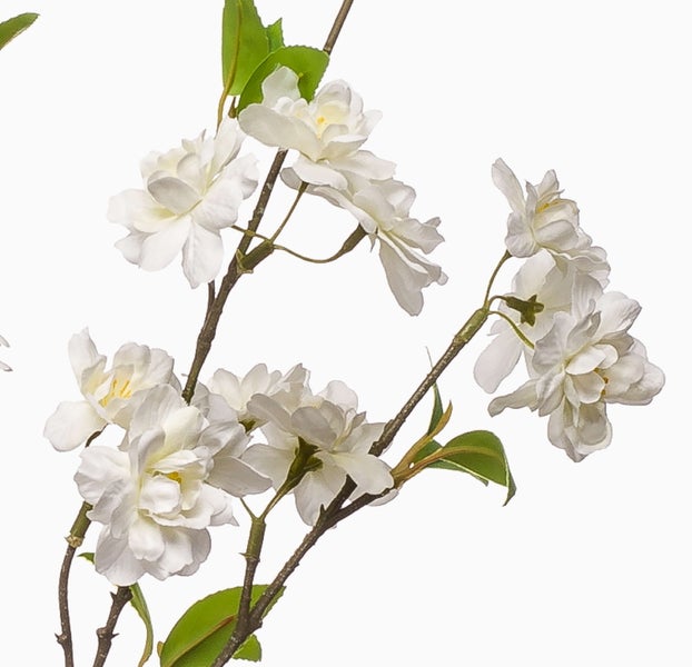 Künstlicher Kirschblütenzweig mit zahlreichen weißen Blüten und kleinen grünen Blättern.