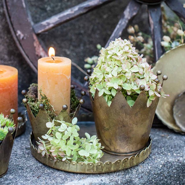 Dekorative Szene mit Kerzen, Hortensien und Ziertablett