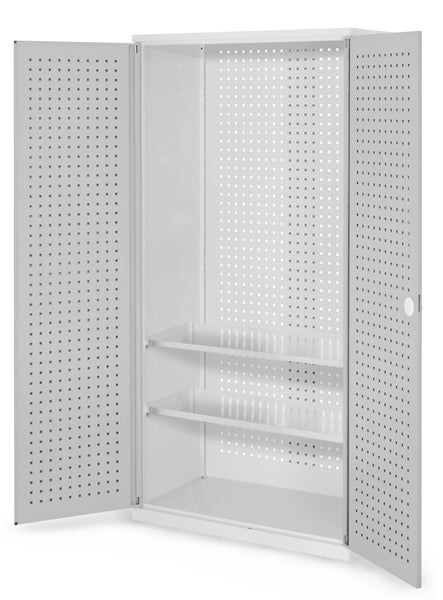 Offener Werkzeugschrank mit zwei Regalböden und gelochten Türen