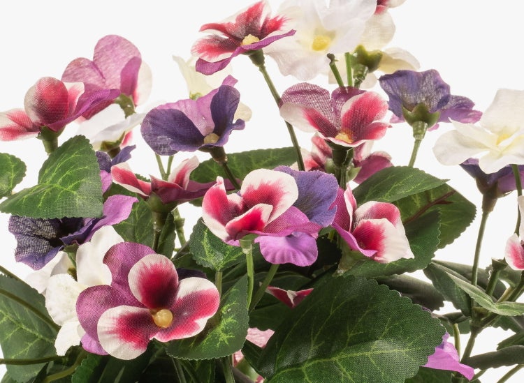 Künstliche Stiefmütterchen Kunstpflanze in verschiedenen Farben mit grünen Blättern.