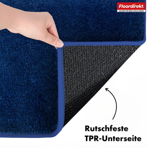 Detailansicht einer blauen Teppichoberfläche mit TPR-Unterseite für Rutschfestigkeit.