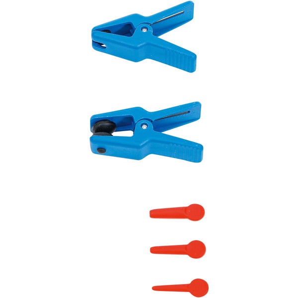 Zwei blaue Schlauchklemmen und drei rote Markierungsstifte