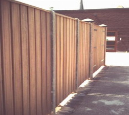 Holzzaun mit Tür und Pfosten im Außenbereich