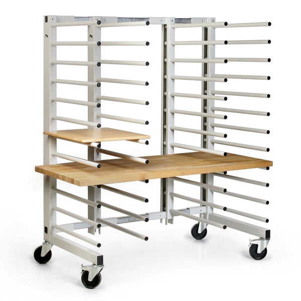 Rollwagen mit Holzablagen und Stangen für die Lagerung