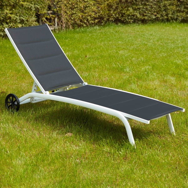 Gartenliege mit Rädern, weißes Aluminiumgestell und dunkle Textilbespannung, verstellbare Rückenlehne.
