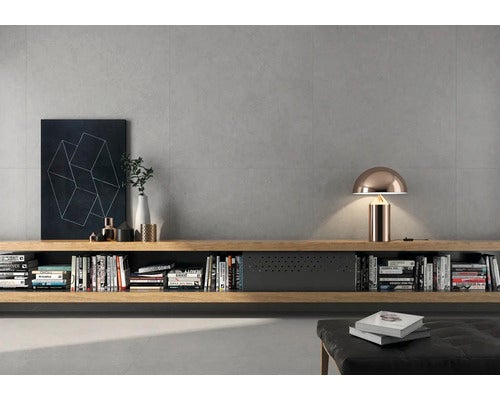 Wohnzimmer mit grauen Wandfliesen, Holzregal und Beleuchtung