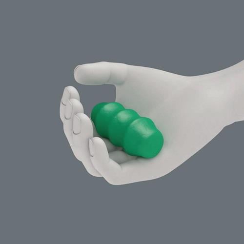 Grüner Handmuskeltrainer in der Hand