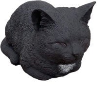 Dekorative Gartenfigur Katze aus Kunststein in liegender Position für den Außenbereich