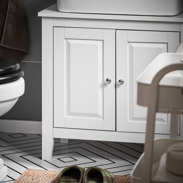 Weißer Waschtischunterschrank mit zwei Türen im Badezimmer