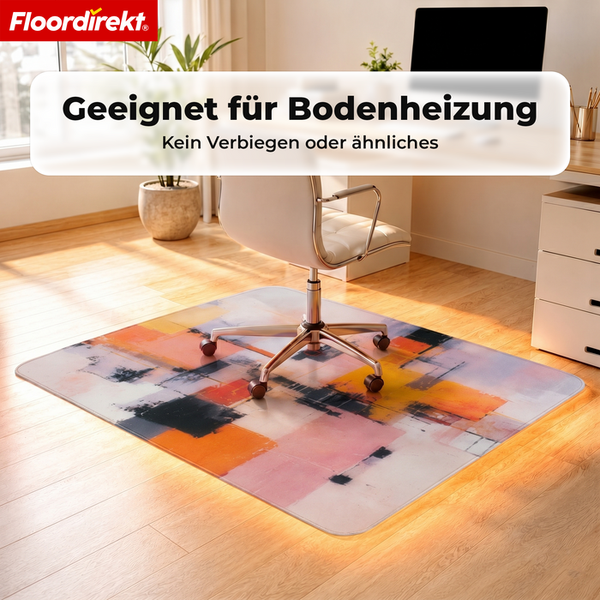 Floordirekt Logo. Bodenschutzmatte mit abstraktem Muster unter einem Bürostuhl auf Holzfußboden. Text: Geeignet für Fußbodenheizung.