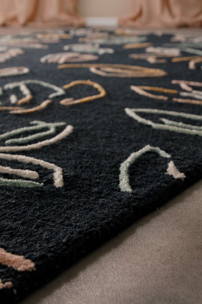 Strukturierter Teppich mit abstraktem Linienmuster und weichem Flor.