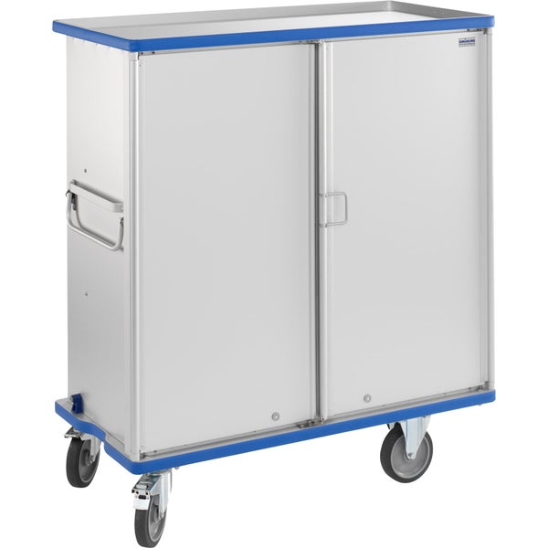 Olivenbaum mit dickem, strukturiertem Stamm und silbrigen Blättern in einem großen Pflanzgefäß.