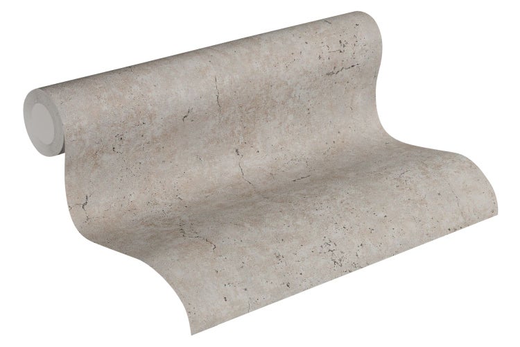 Dekoratives Interieur mit Topfpflanze, Büchern und Holzmöbeln vor einer gemusterten Wand