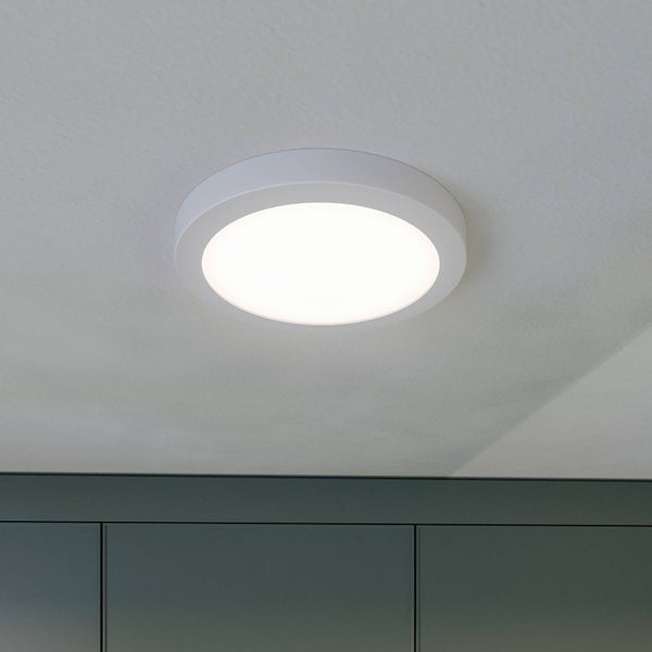 Runde, flache LED Deckenleuchte mit weißem Rahmen.