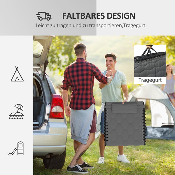 Szene mit zwei Männern, die eine faltbare Gästematratze am Auto und Zelt im Freien transportieren.