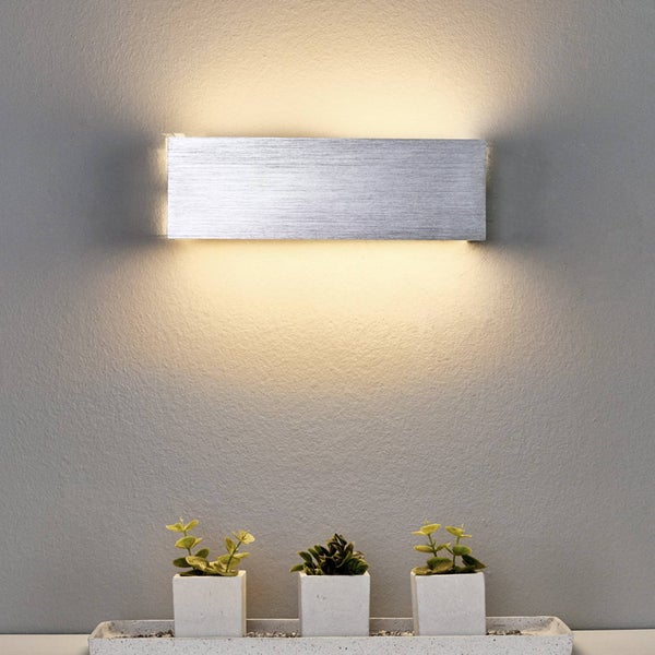 Moderne LED-Wandleuchte aus gebürstetem Aluminium mit warmweißem Lichtschein nach oben und unten.