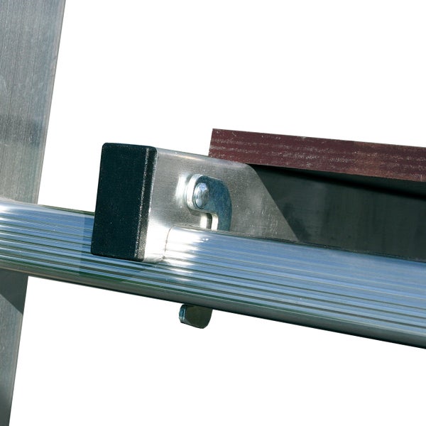 Detail einer Aluminiumleiter mit Sprosse und Sicherheitsfuß