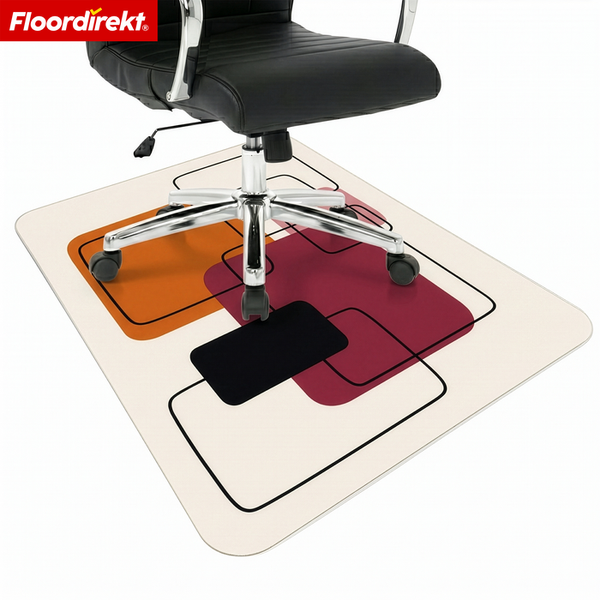 Floordirekt Logo. Rechteckige Bodenschutzmatte mit geometrischem Muster unter einem Bürostuhl auf Rollen.