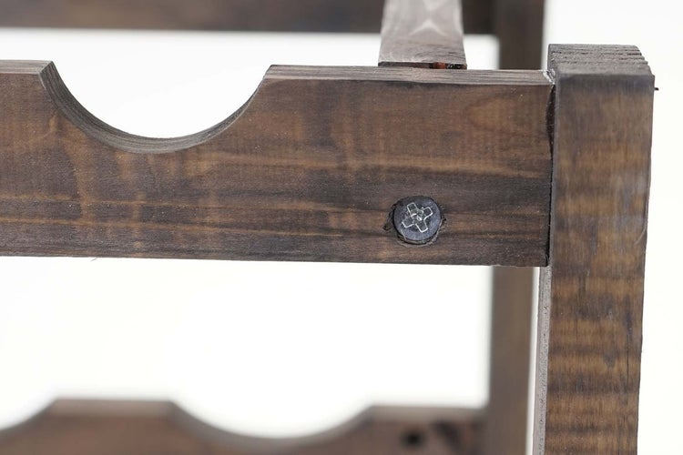 Detailansicht eines Weinregals aus Holz mit Schraube.