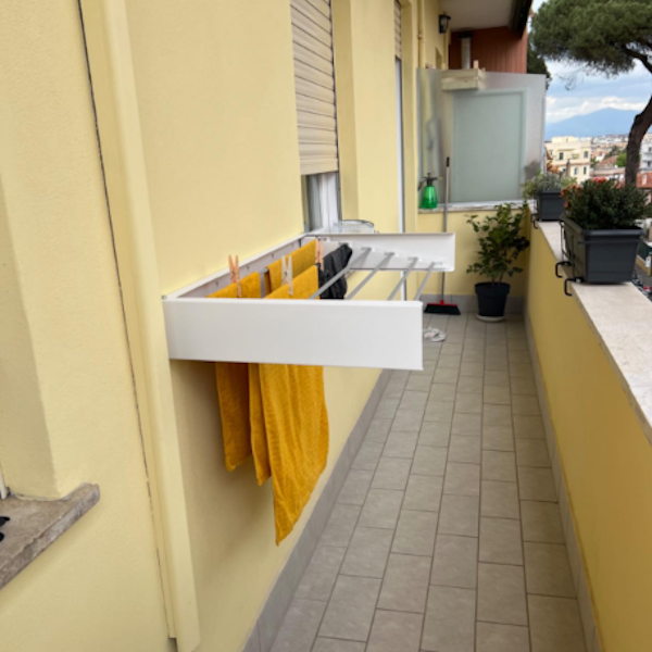 Balkon mit Wandtrockner, an dem Wäsche zum Trocknen hängt