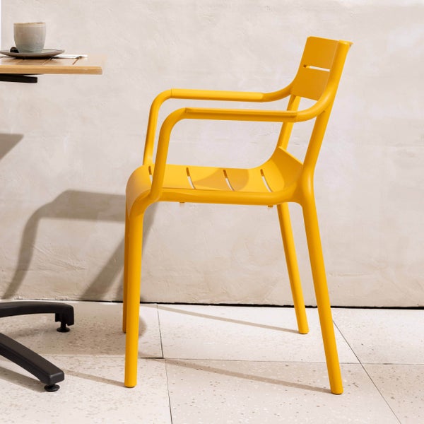 Moderner Gartenstuhl mit Armlehnen in Gelb, Sitz und Rückenlehne mit Lamellen, aus Kunststoff.