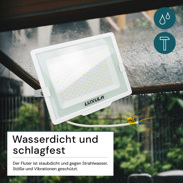 Weißer Luxula LED-Fluter, wasserdicht und schlagfest, staubdicht und gegen Strahlwasser geschützt, mit Montagebügel, Anschlusskabel und Luxula Logo.