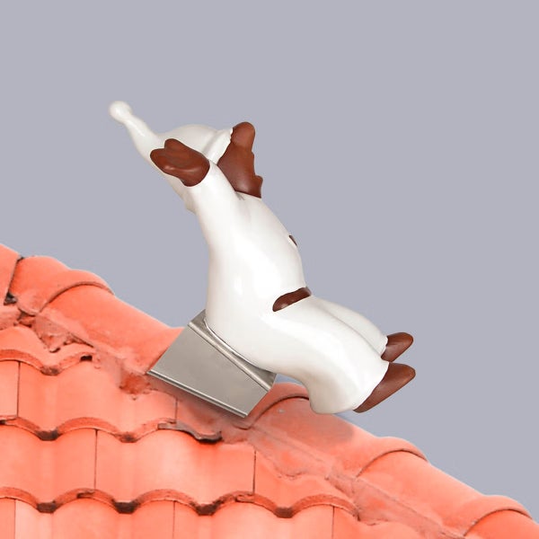 Dachschmuck in Form eines Schneemanns auf einem Firstziegel, befestigt mit einer Metallhalterung.