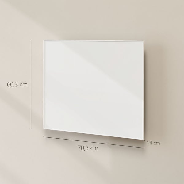 Mann steuert eine Heizung mit Fernbedienung vom Sofa aus