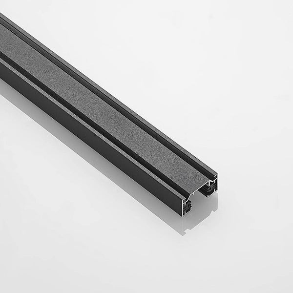 Schwarzes Aluminiumprofil mit rechteckigem Querschnitt und strukturierter Oberfläche für Bau- oder Beleuchtungsprojekte.