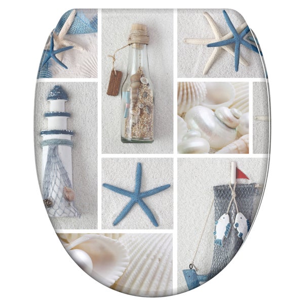 WC-Sitz mit maritimem Collagen-Motiv aus Seesternen, Muscheln, einem Leuchtturm und einer Flaschenpost auf Sand.