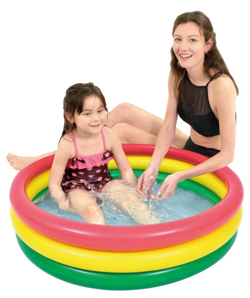 Eine Frau und ein Kind sitzen in einem aufblasbaren Planschbecken und spielen im Wasser.