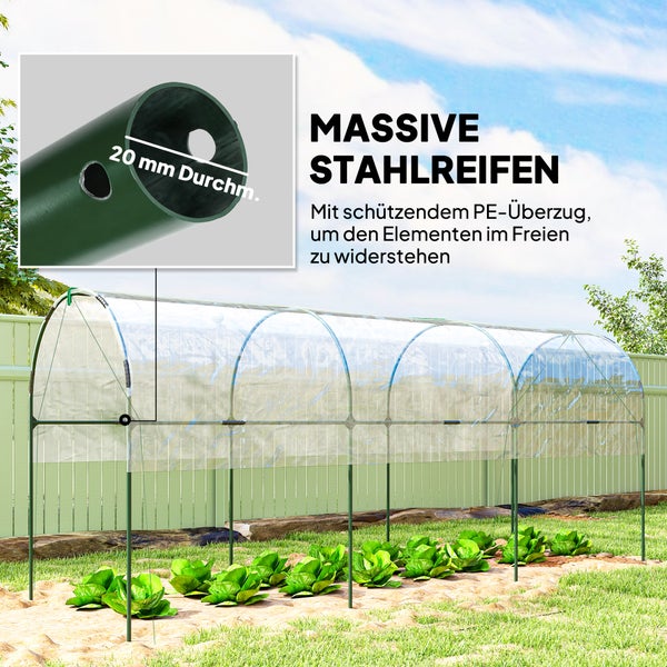 Folientunnel im Garten mit Tomaten- und Auberginenpflanzen vor einem Holzzaun und Bäumen.