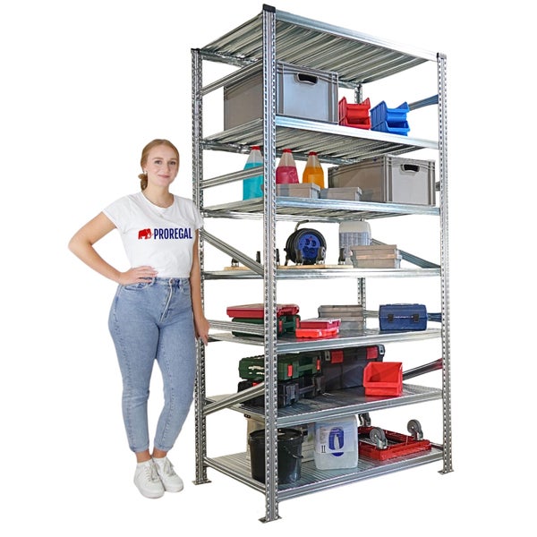Metallregal mit sechs Böden, gefüllt mit Werkzeugen und Behältern, neben einer Frau