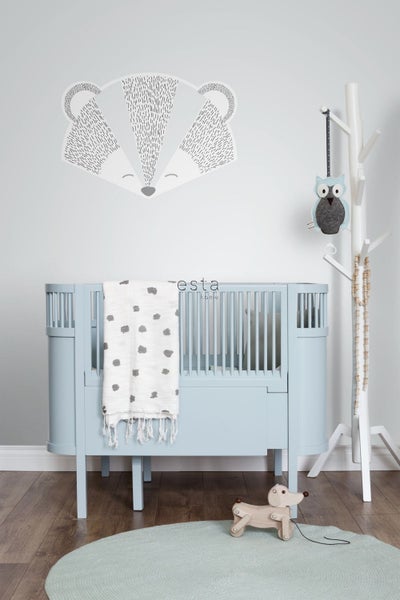 Babyzimmer mit Gitterbett, Mobile, Teppich, Dekoration und Wandtattoo