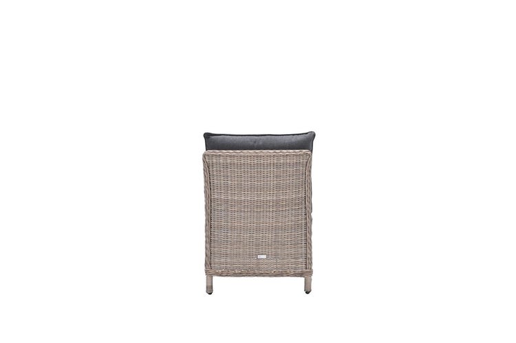 Rückansicht eines Gartenstuhls aus Polyrattan-Geflecht mit dunklem Kissen.