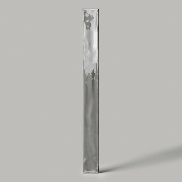 Ein glattes quadratisches Metallprofil aus Stahl mit einer glänzenden Oberfläche.