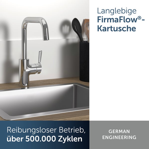Küchenarmatur aus Metall mit glänzender Oberfläche an einer Spüle mit Text zur FirmaFlow Kartusche.