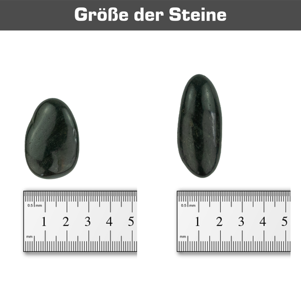 Zwei schwarze Dekosteine im Größenvergleich mit einem Lineal zur Veranschaulichung der Maße in Zentimetern und Millimetern.