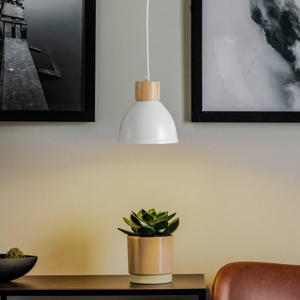 Hängelampe mit Holzdetail über einem Tisch mit Dekoration