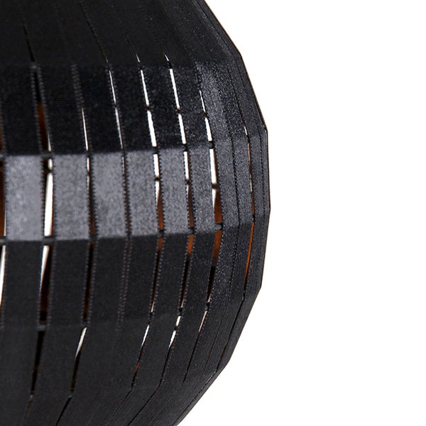 Detail einer Pendelleuchte mit dekorativem Lampenschirm