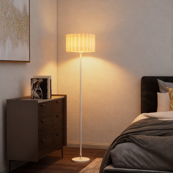 Szene eines Schlafzimmers mit Stehlampe, Kommode und Bett