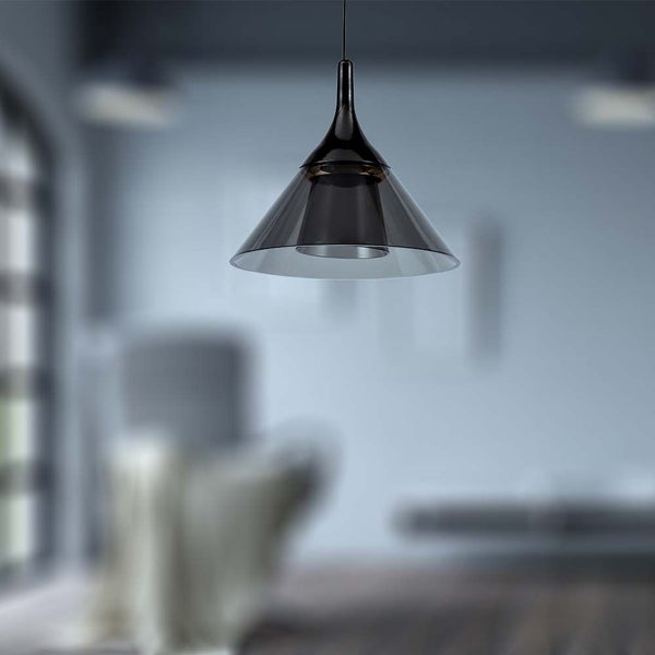 Hängelampe mit konischem Glasschirm im Wohnraum