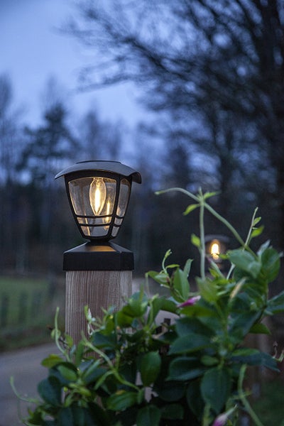 Solarleuchte auf einem Pfosten im Garten