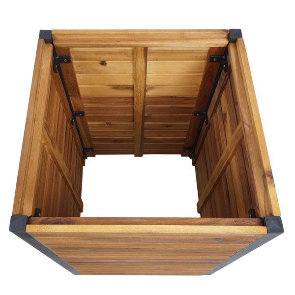 Quadratischer Pflanzkübel aus Holz, Innenansicht der Konstruktion mit Eckverbindern.