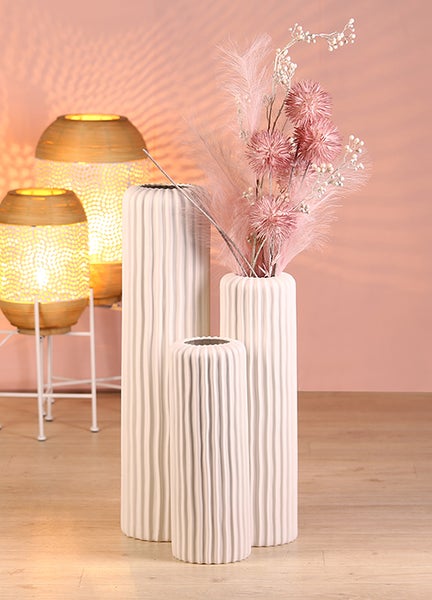 Dekorative weiße Vase mit geriffelter Oberfläche
