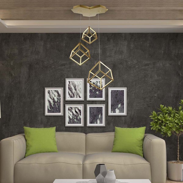 Wohnzimmer mit Sofa, Kissen, Bilderrahmen und geometrischer Hängeleuchte