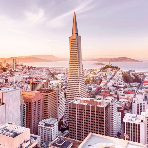 Luftaufnahme der Stadt San Francisco mit Wolkenkratzern und dem Meer