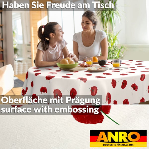Runde Tischdecke mit Mohnblumenmuster und geprägter Oberfläche, gedeckt in einem hellen Esszimmer mit zwei Personen. ANRO Logo.